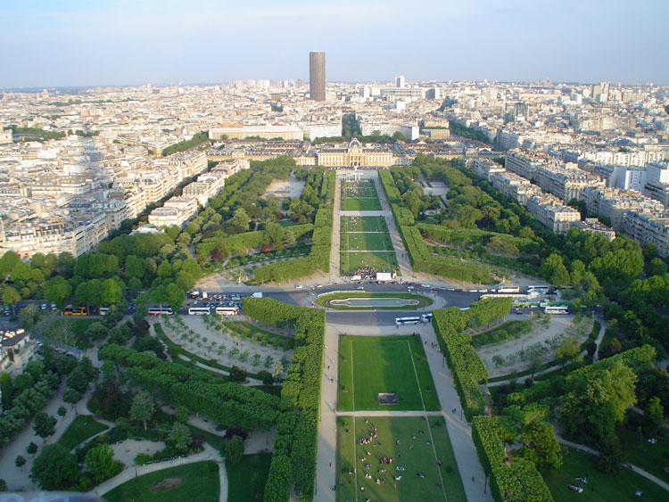FOTOGRAFIA TOMADA POR EL DR. HUGO CORTES DESDE LA TORRE EIFFEL.