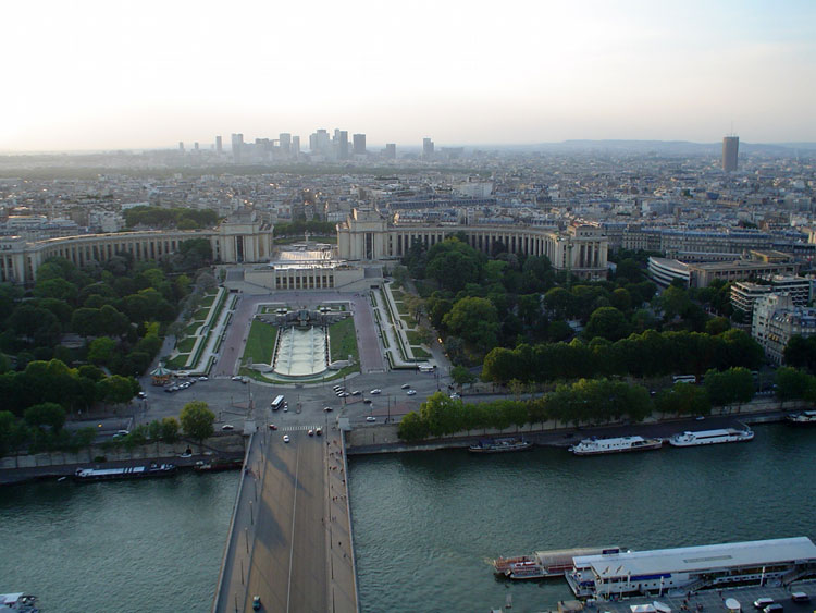 FOTO TOMADA POR EL DR. HUGO CORTES DESDE LA TORRE EIFFEL, HACIA LA D�FENSE.