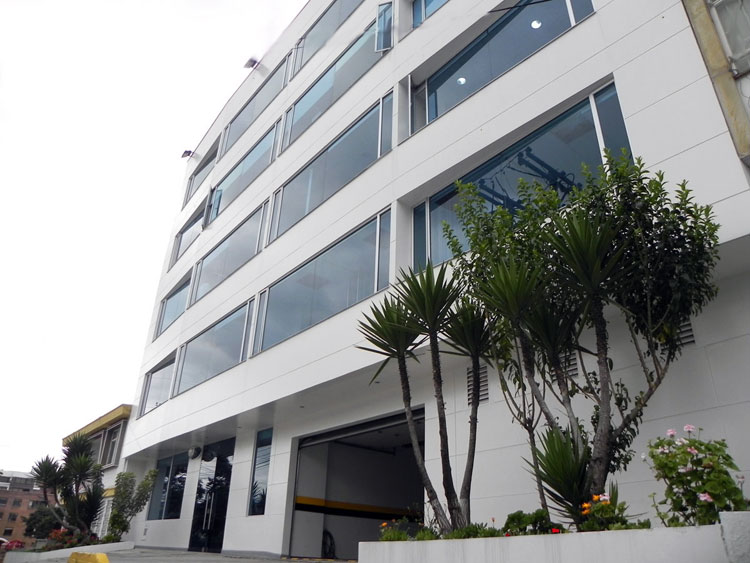 Fachada principal de la Cl�nica ARMON�A, en Bogot�, Colombia.
